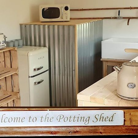 The Potting Shed Near Tenby, 100" Projector, Four Poster Bed, On-Site Hot Tub Access Via Spa Pack, Breakfast Buitenkant foto