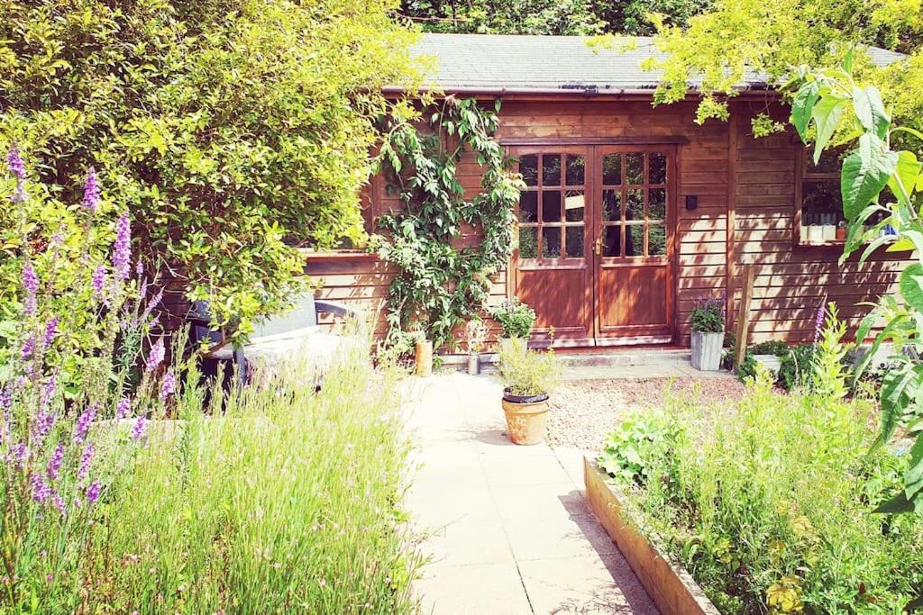 The Potting Shed Near Tenby, 100" Projector, Four Poster Bed, On-Site Hot Tub Access Via Spa Pack, Breakfast Buitenkant foto