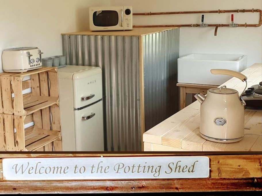 The Potting Shed Near Tenby, 100" Projector, Four Poster Bed, On-Site Hot Tub Access Via Spa Pack, Breakfast Buitenkant foto