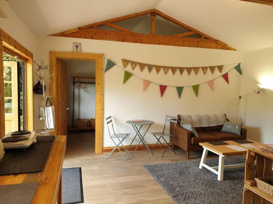The Potting Shed Near Tenby, 100" Projector, Four Poster Bed, On-Site Hot Tub Access Via Spa Pack, Breakfast Buitenkant foto