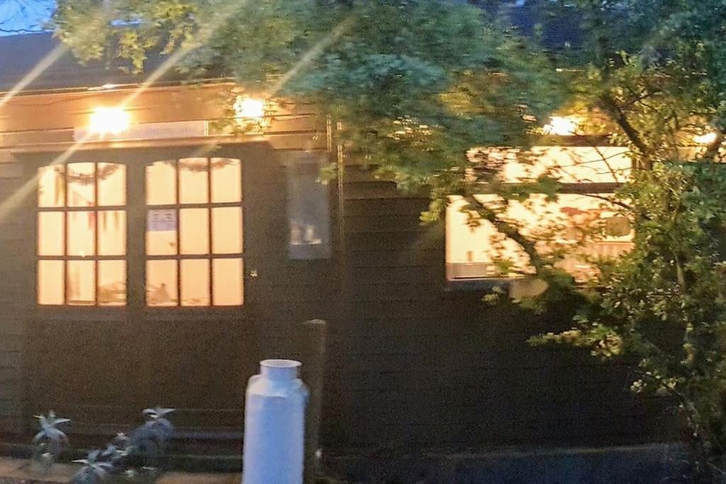 The Potting Shed Near Tenby, 100" Projector, Four Poster Bed, On-Site Hot Tub Access Via Spa Pack, Breakfast Buitenkant foto