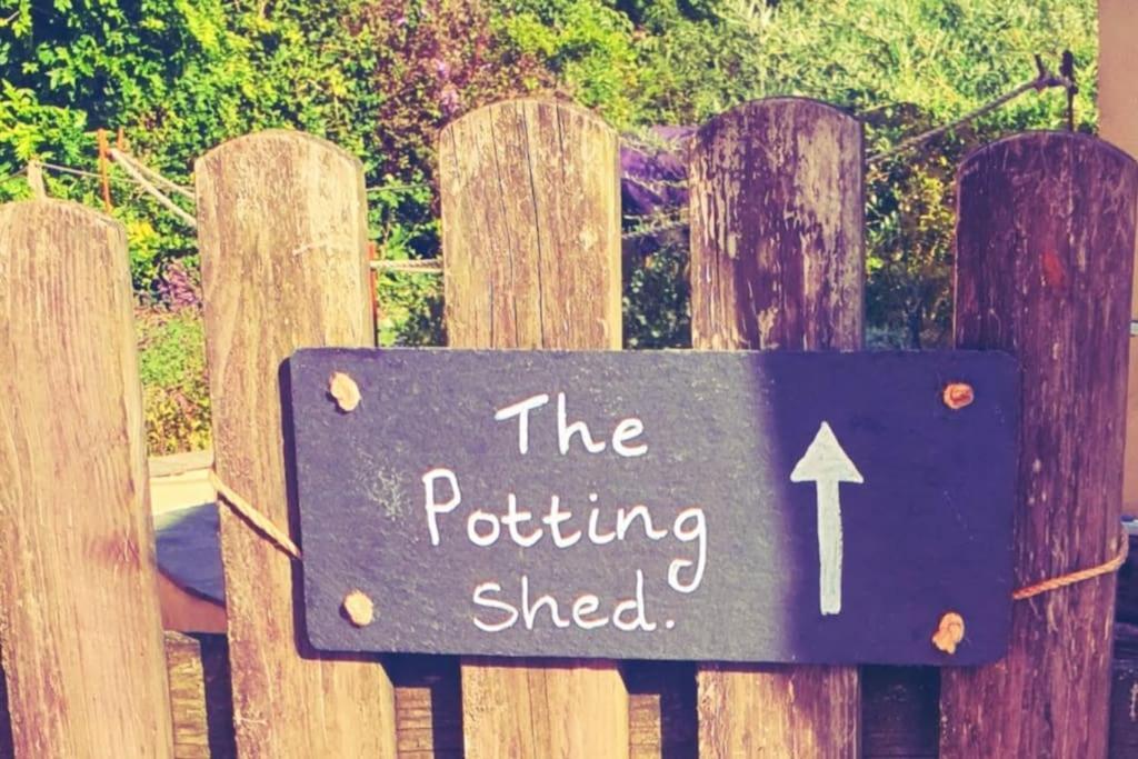 The Potting Shed Near Tenby, 100" Projector, Four Poster Bed, On-Site Hot Tub Access Via Spa Pack, Breakfast Buitenkant foto