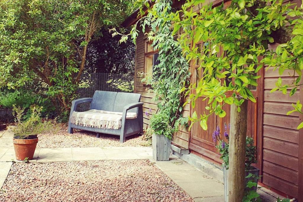 The Potting Shed Near Tenby, 100" Projector, Four Poster Bed, On-Site Hot Tub Access Via Spa Pack, Breakfast Buitenkant foto