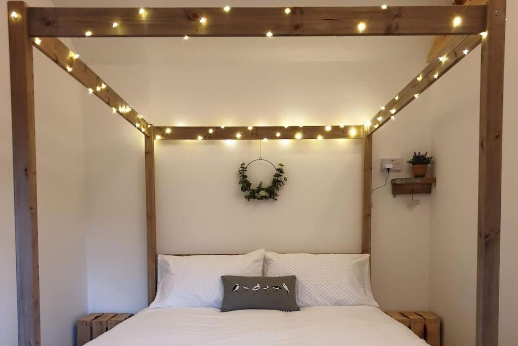 The Potting Shed Near Tenby, 100" Projector, Four Poster Bed, On-Site Hot Tub Access Via Spa Pack, Breakfast Buitenkant foto