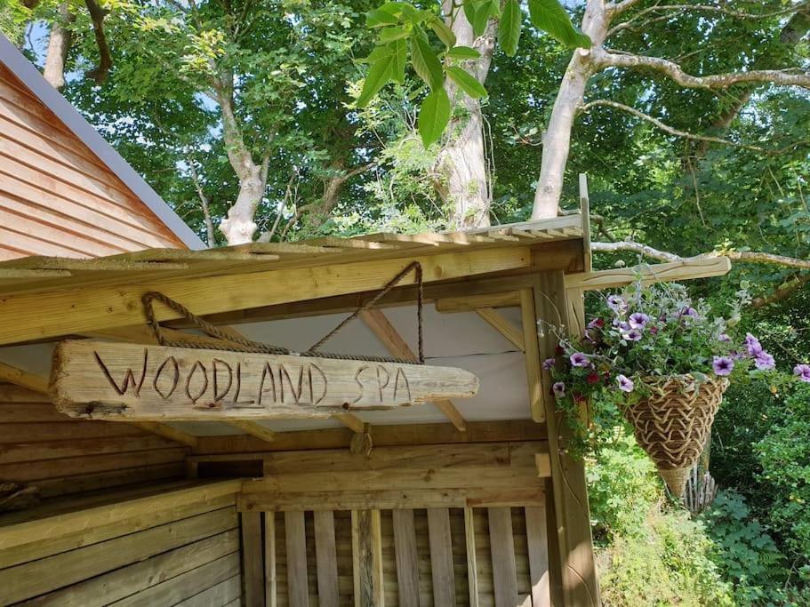The Potting Shed Near Tenby, 100" Projector, Four Poster Bed, On-Site Hot Tub Access Via Spa Pack, Breakfast Buitenkant foto