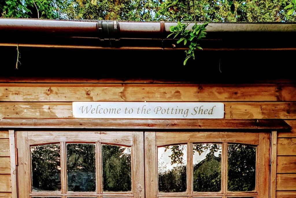 The Potting Shed Near Tenby, 100" Projector, Four Poster Bed, On-Site Hot Tub Access Via Spa Pack, Breakfast Buitenkant foto